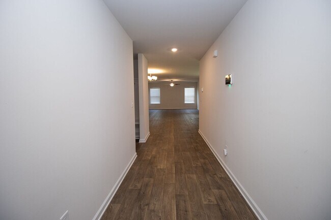 Building Photo - Gorgeous 3 Bedroom, 2 Bath - Available Mid...