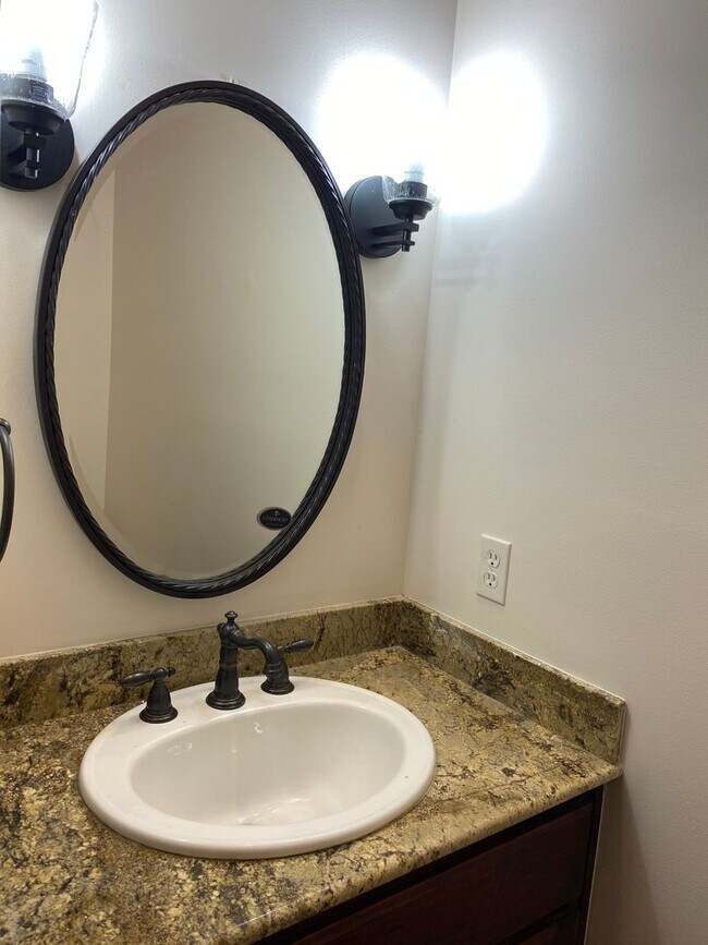 Building Photo - Lovely Stone/Stucco Home Nestled In Cul-De...