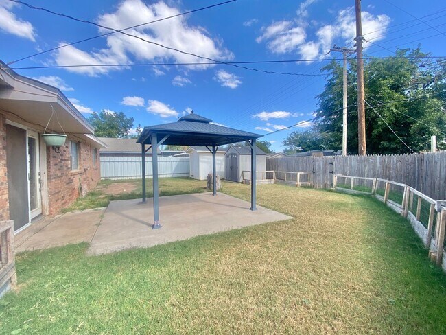 Building Photo - Great 3 bed 2 bath near West Loop 289 and 4th street