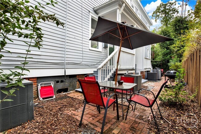 Building Photo - 118 W Waldburg St