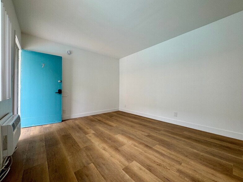 Building Photo - 1230 W 29th St