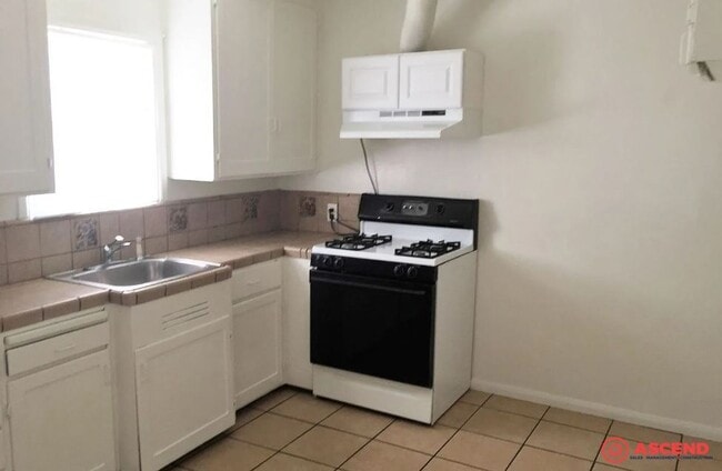 Building Photo - Cozy Home Off Truxtun and Oak!