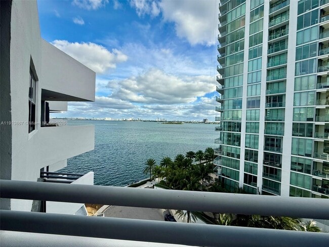 Building Photo - 555 NE 30th St