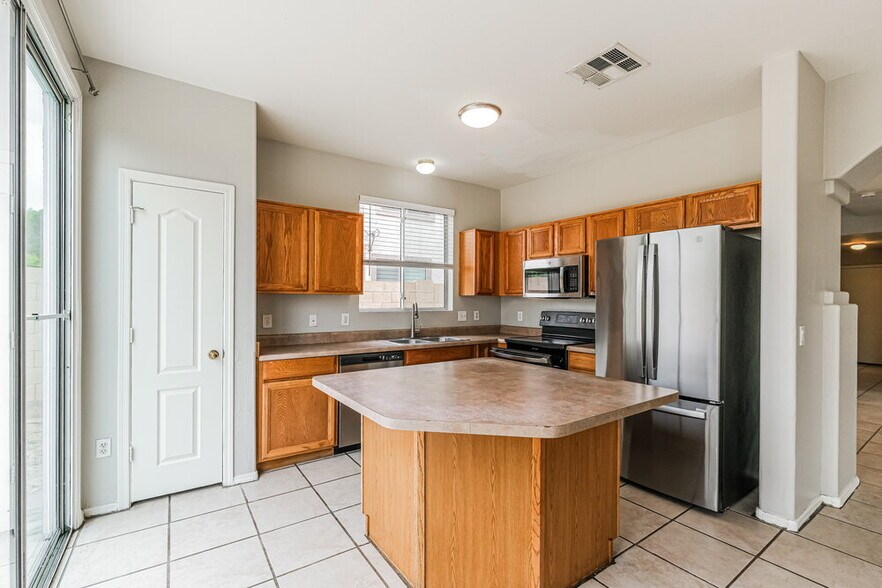 Building Photo - 13519 W San Juan Ct