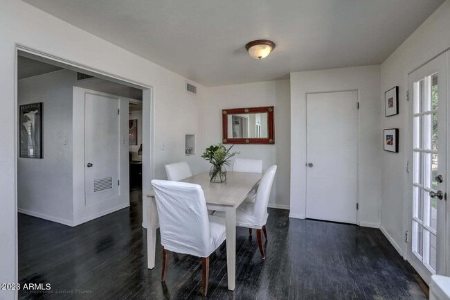 Building Photo - 1428 S Oakley Pl