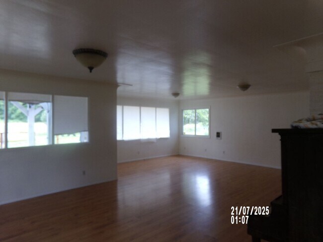 Building Photo - 3bd 2ba with 4 garages