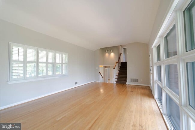 Building Photo - 610 Valley Brook Dr