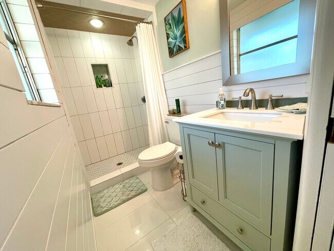 Building Photo - Beautiful Pool Home in East Venice