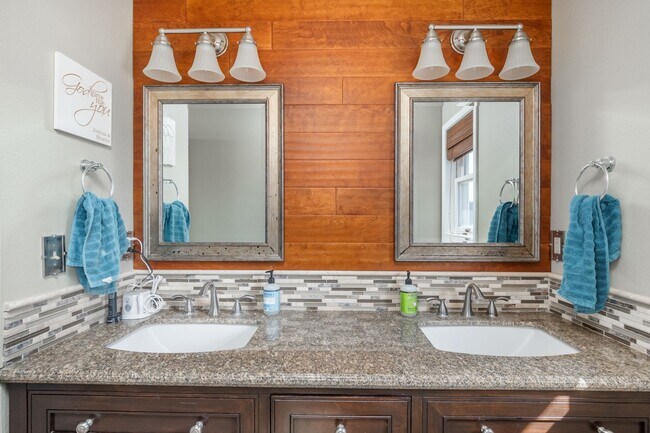 Building Photo - Spacious and Beautiful Home with Private Apartment!