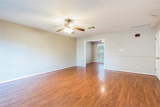 Building Photo - 1010 Laurelleaf Dr