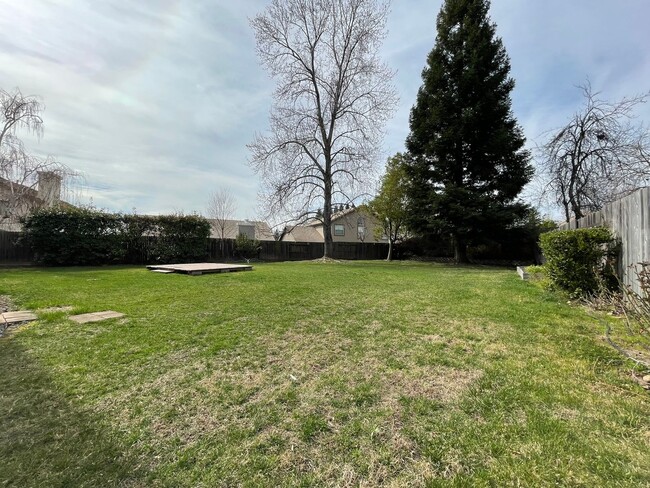 Building Photo - Upstairs Bonus Room, Attached 3-Car Garage...