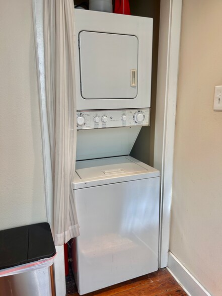 Washer dryer in unit - 1108 General Pershing St