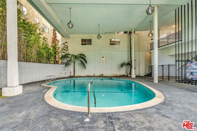 Building Photo - 621 San Vicente Blvd