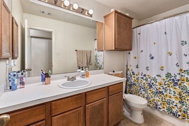 Building Photo - AUGUST PRE-LEASE!!  Cute 2 Bedroom 2 Bathr...