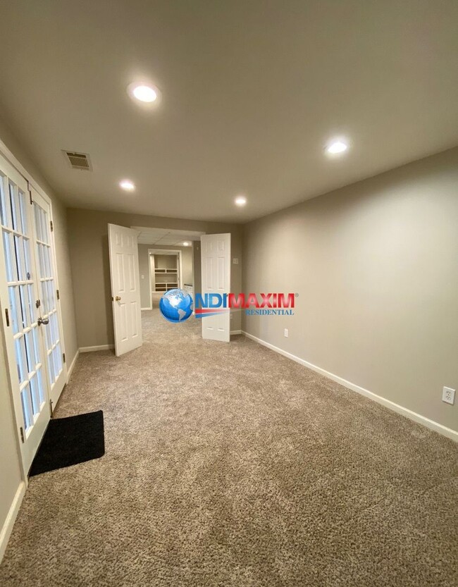 Building Photo - Spacious 6 bedrooms house in the NORTHVIEW...