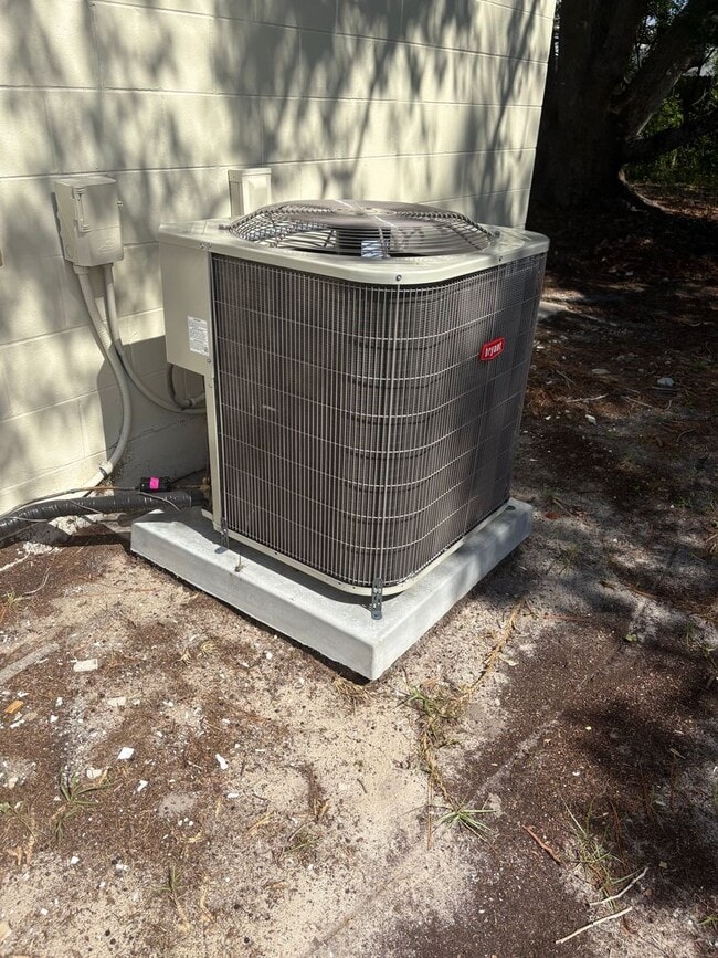 Building Photo - Totally Remodeled Deltona Beauty