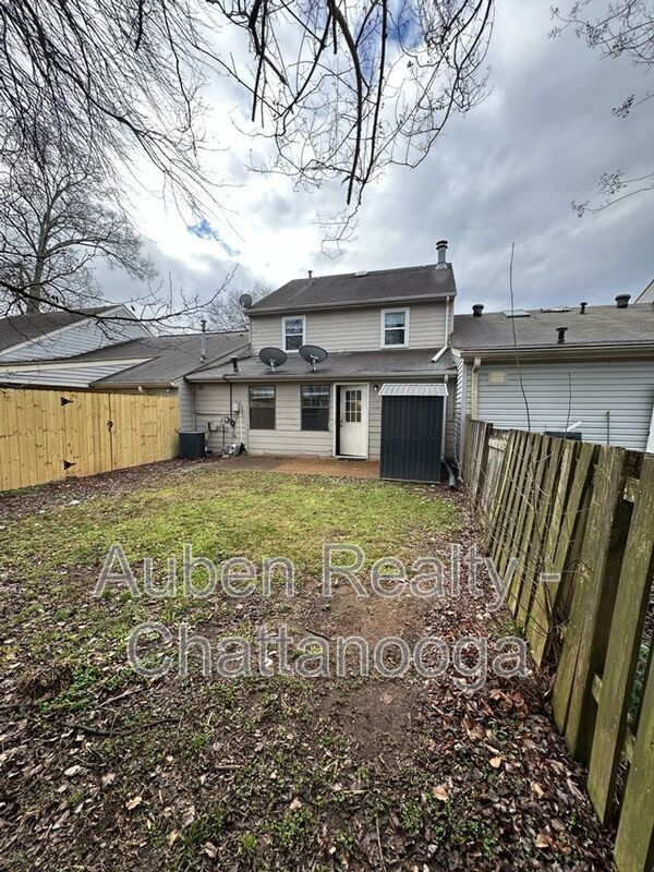 Building Photo - 1317 Village Green Dr