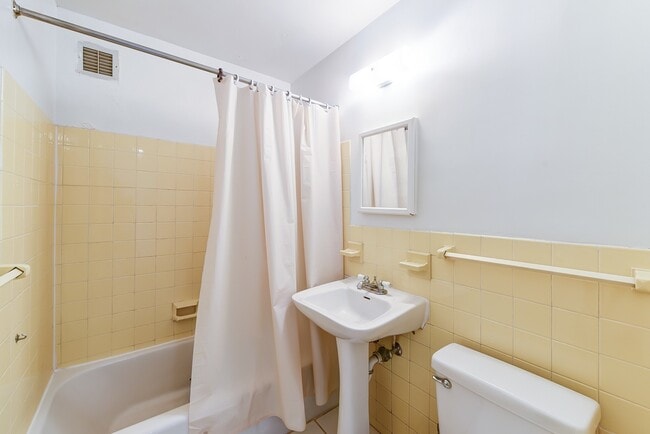Building Photo - Charming & Bright Junior One Bedroom at Ri...