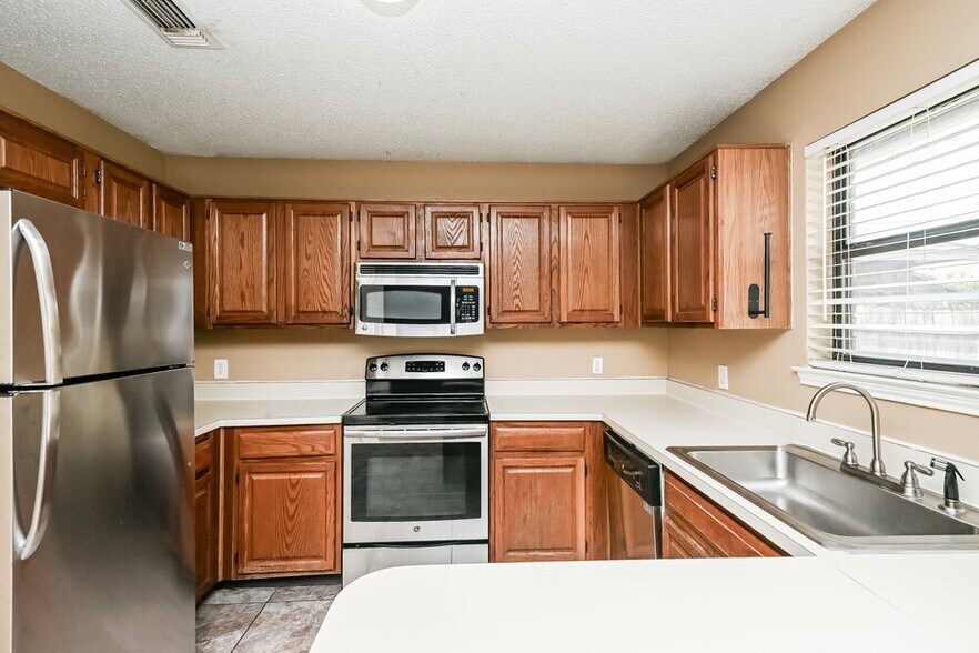 Building Photo - 829 Minuteman Dr