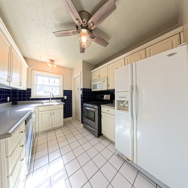 Building Photo - 3 Bedroom 3 Bathroom Home in Des Moines