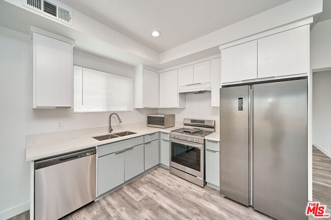 Building Photo - 603 W 41st Pl