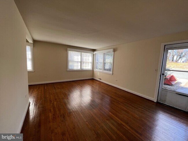 Building Photo - 212 Morton St