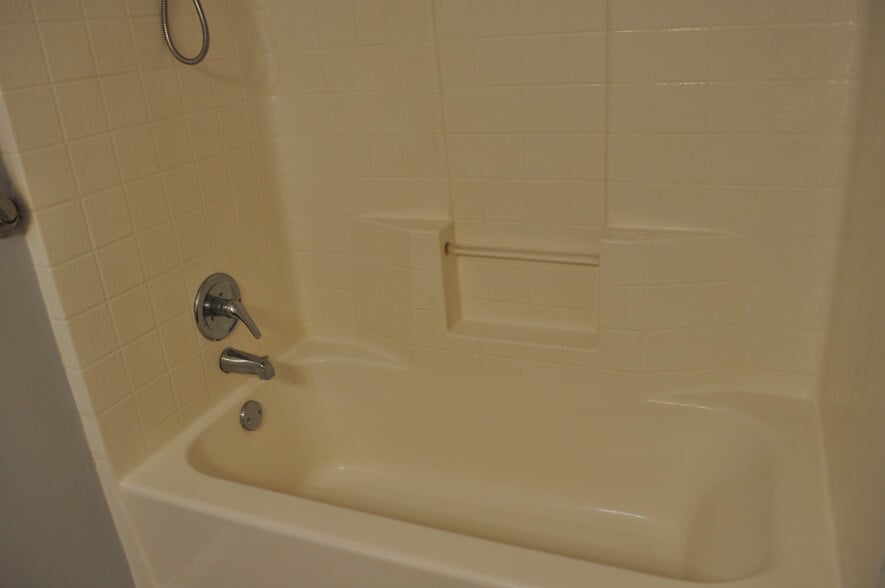 Main shower/tub - 705 Katy Ln