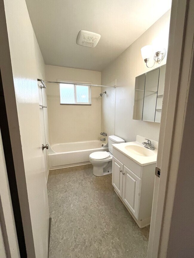 Building Photo - Updated 2-Bedroom Duplex in Fairhaven