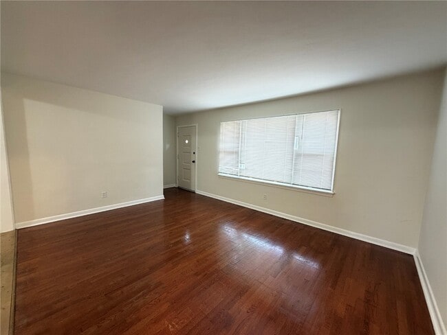 Building Photo - 854 Loekes Dr