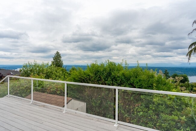 Building Photo - 3Bd/3Ba Bellevue House