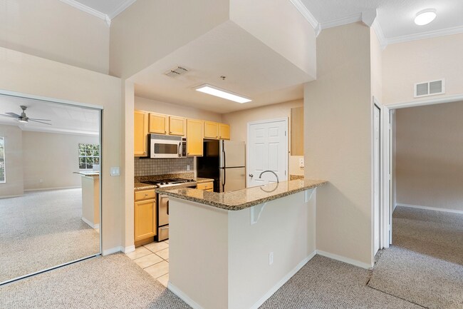 Building Photo - 3-Bed/2 Bath Gated Condo Fantastic Amenities!