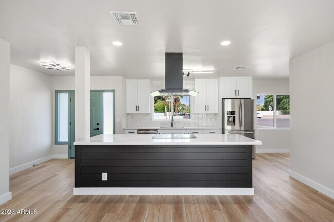 Building Photo - Updated Central Phoenix 3 bed, 2 bath with open layout, stainless steel appliances, and large irr...