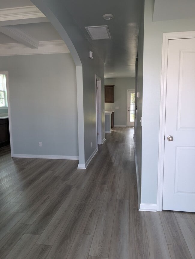 Building Photo - Move in Special First Months Rent Free!!!!