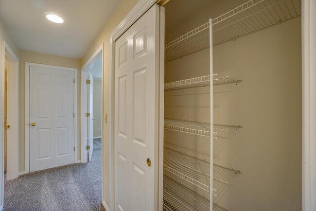 Building Photo - LARGE THREE BEDROOM HOME WITH RV /BOAT PAR...