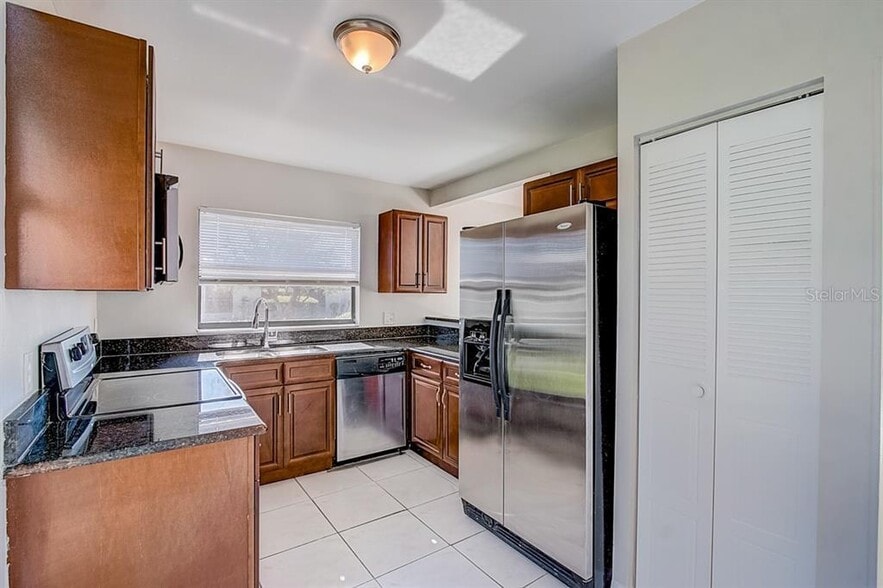 kitchen - 433 Hunter Cir