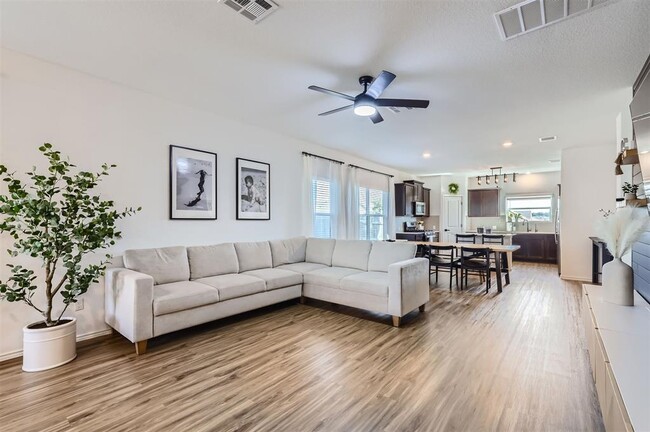 Building Photo - 213 Majestic Cedar Dr