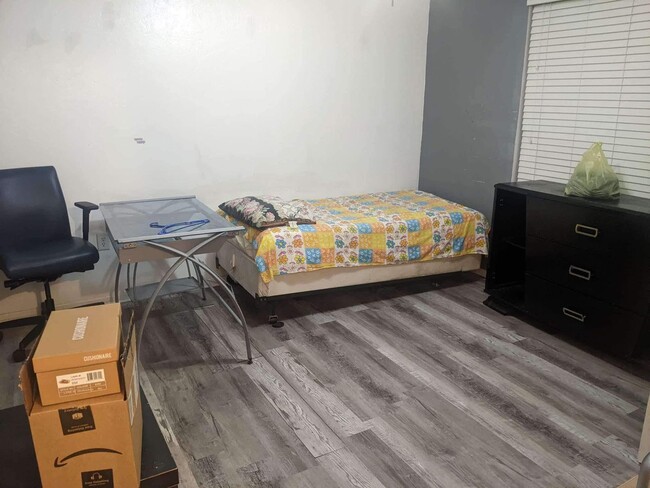 Building Photo - Fully Furnished Spacious Room for Rent in ...