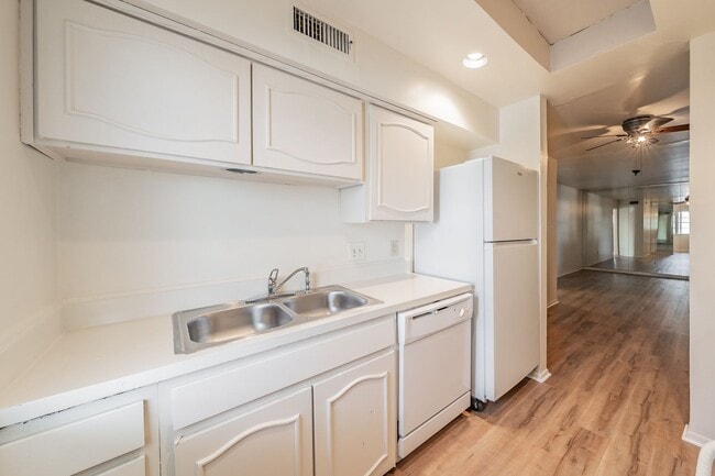 Building Photo - Updated Two Bedroom and One and Half Bathrooms apartment upstairs in the Cultural District!