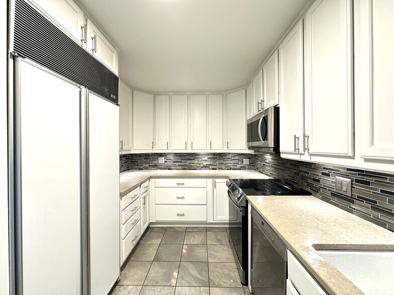 Building Photo - 1335 N Dearborn St