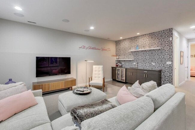 Building Photo - 1632 W Ohio St