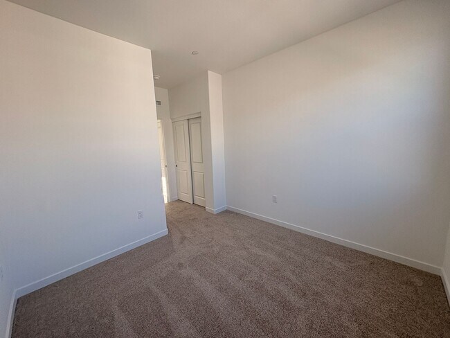 Building Photo - 3 Bed, 2.5 Bath townhome in Ontario!