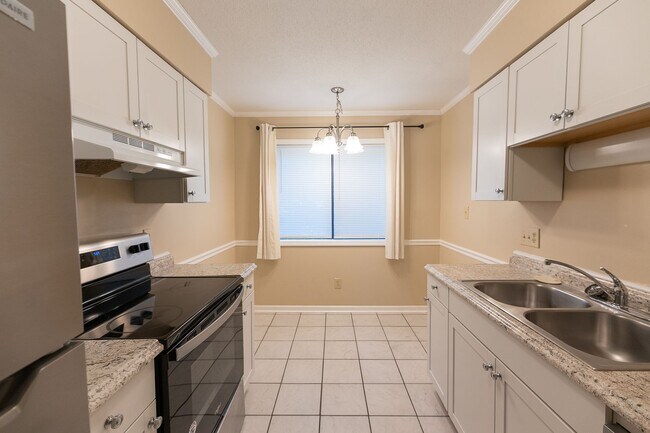 Building Photo - Charming 2 BD, 2.5 BA Townhome w/ a Community Pool in a Prime Winston Location