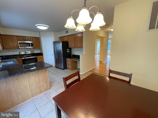 Building Photo - 5693 Sherborne Knolls