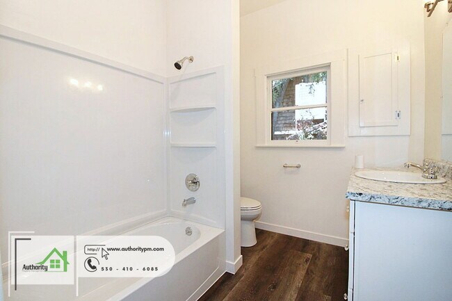 Building Photo - 1428 Chestnut St