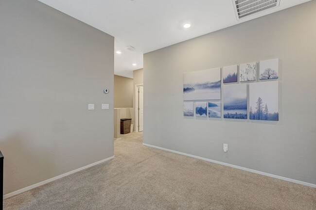 Building Photo - Modern 3 Bedroom Townhouse near Blue Diamond