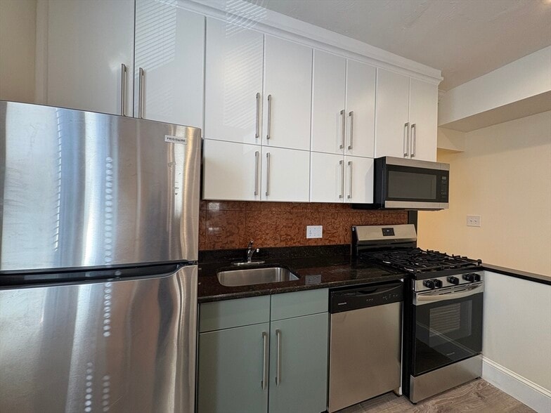 Building Photo - 73 Thatcher St