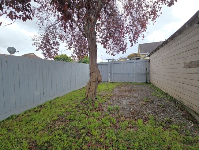Building Photo - 2BR Eureka home features fully-fenced yard!
