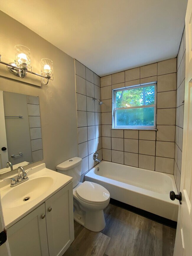 Building Photo - 1600-1604 Dewitt Drive