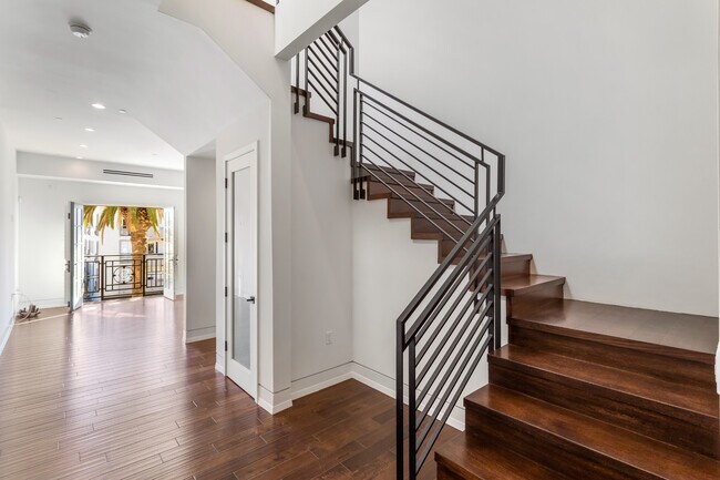 Building Photo - 225 S Hamilton Dr