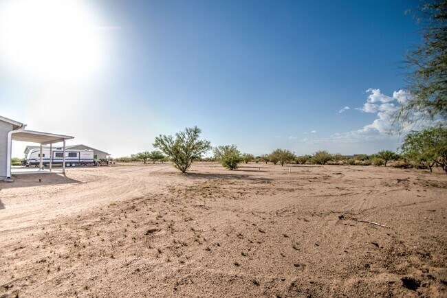 Building Photo - Large 1 + Acre Lot with 3 bedroom home in ...